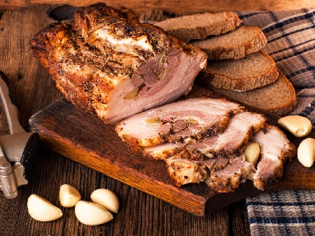 Пълнено свинско руло от джолан с хляб, кашкавал, кисели краставички и маслини на фурна - снимка на рецептата